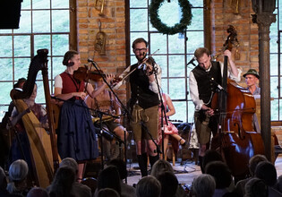 Musikerinnen und Musiker spielen Geige, Harfe und Kontrabass im Zusammenspiel. | © Hans Fuchs