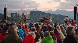 Open-Air-Konzert der TONspuren am Asitz in Leogang mit Live-Band vor den Leoganger Steinbergen und Publikum auf der TONspur Bühne. | © Michael Geißler