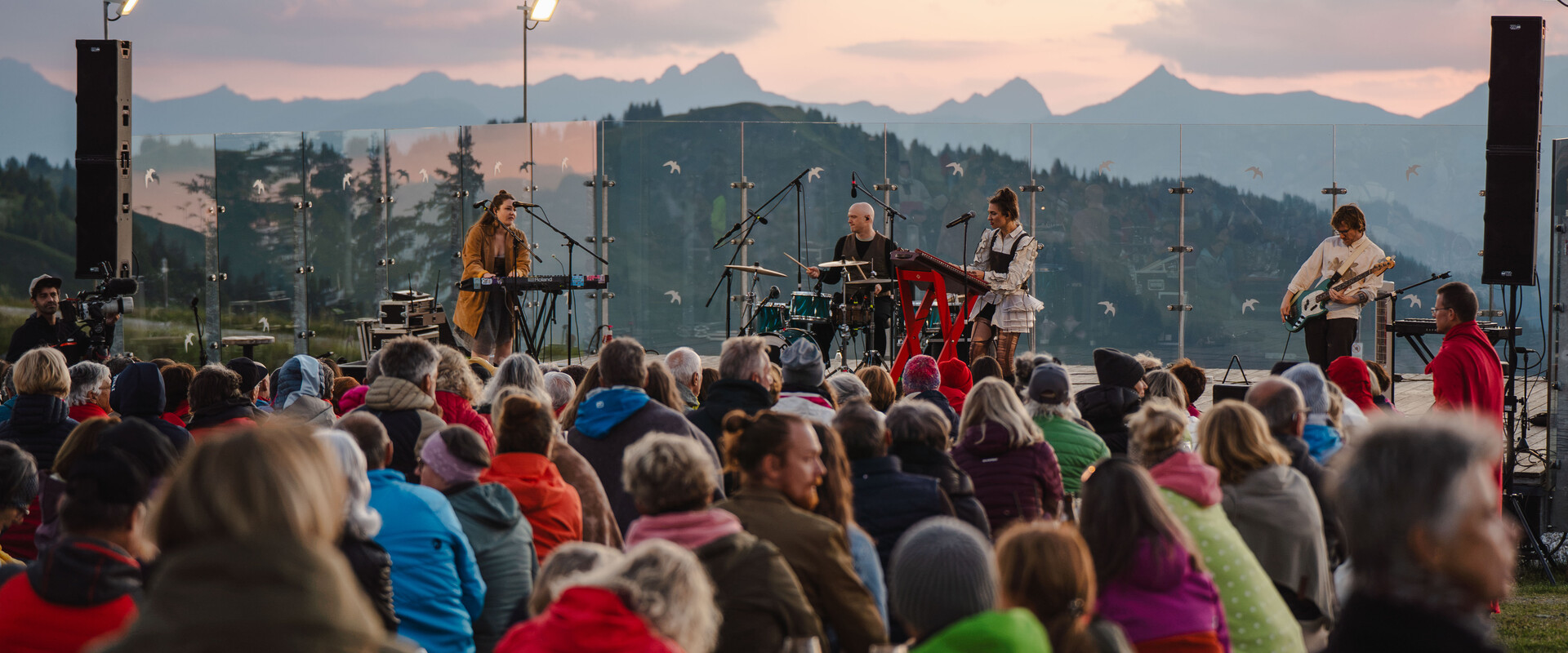 Open-Air-Konzert der TONspuren am Asitz in Leogang mit Live-Band vor den Leoganger Steinbergen und Publikum auf der TONspur Bühne. | © Michael Geißler
