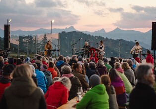 Open-Air-Konzert der TONspuren am Asitz in Leogang mit Live-Band vor den Leoganger Steinbergen und Publikum auf der TONspur Bühne. | © Michael Geißler