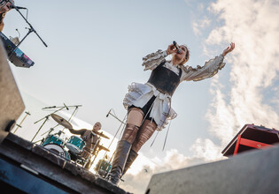 Sängerin und Band bei einem Open-Air-Konzert der TONspuren am Asitz in Leogang. | © Michael Geißler