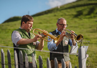 Zwei Musiker mit Blasinstrumenten bei den TONspuren am Asitz in Leogang. | © Michael Geißler