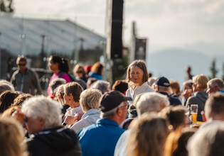 Besucher:innen beim Open-Air-Konzert der TONspuren am Asitz in Leogang. | © Michael Geißler