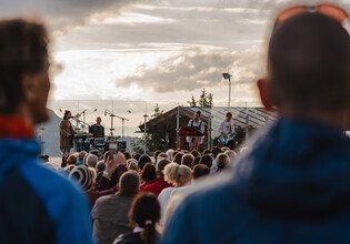 Live-Band auf der TONspur Bühne vor Publikum beim Open-Air-Konzert am Asitz in Leogang. | © Michael Geißler